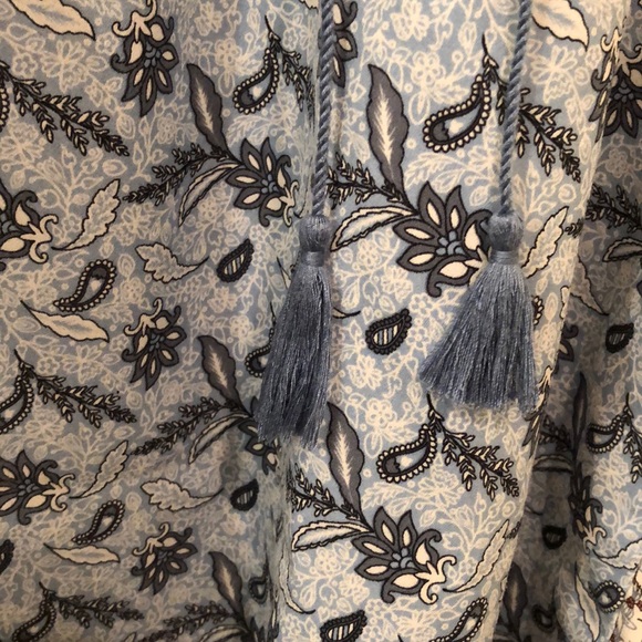 Small blue and white flower pattern blouse - Picture 3 of 8